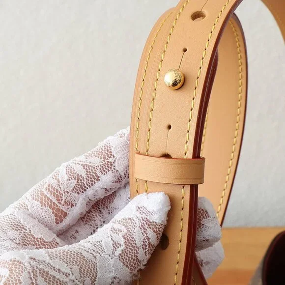 Louis Vuitton Women's Handbag - Picture 7 of 8